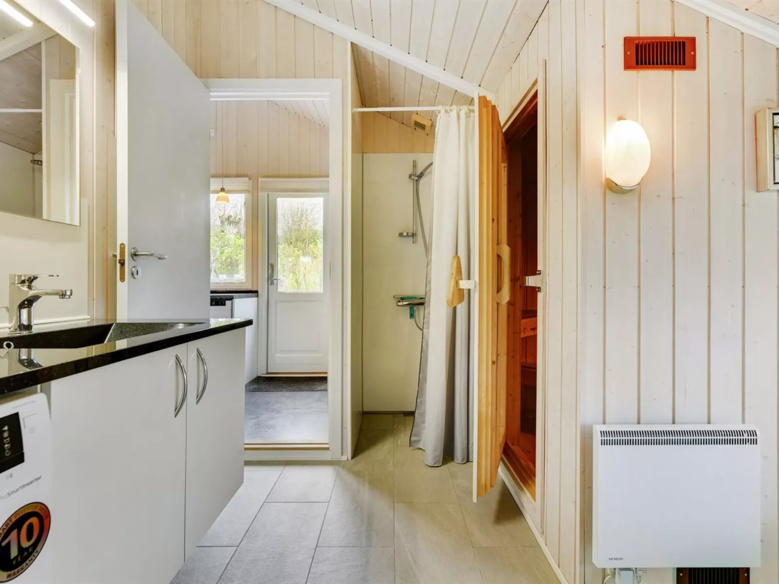 "Hwiting" - 200m from the sea-Inside