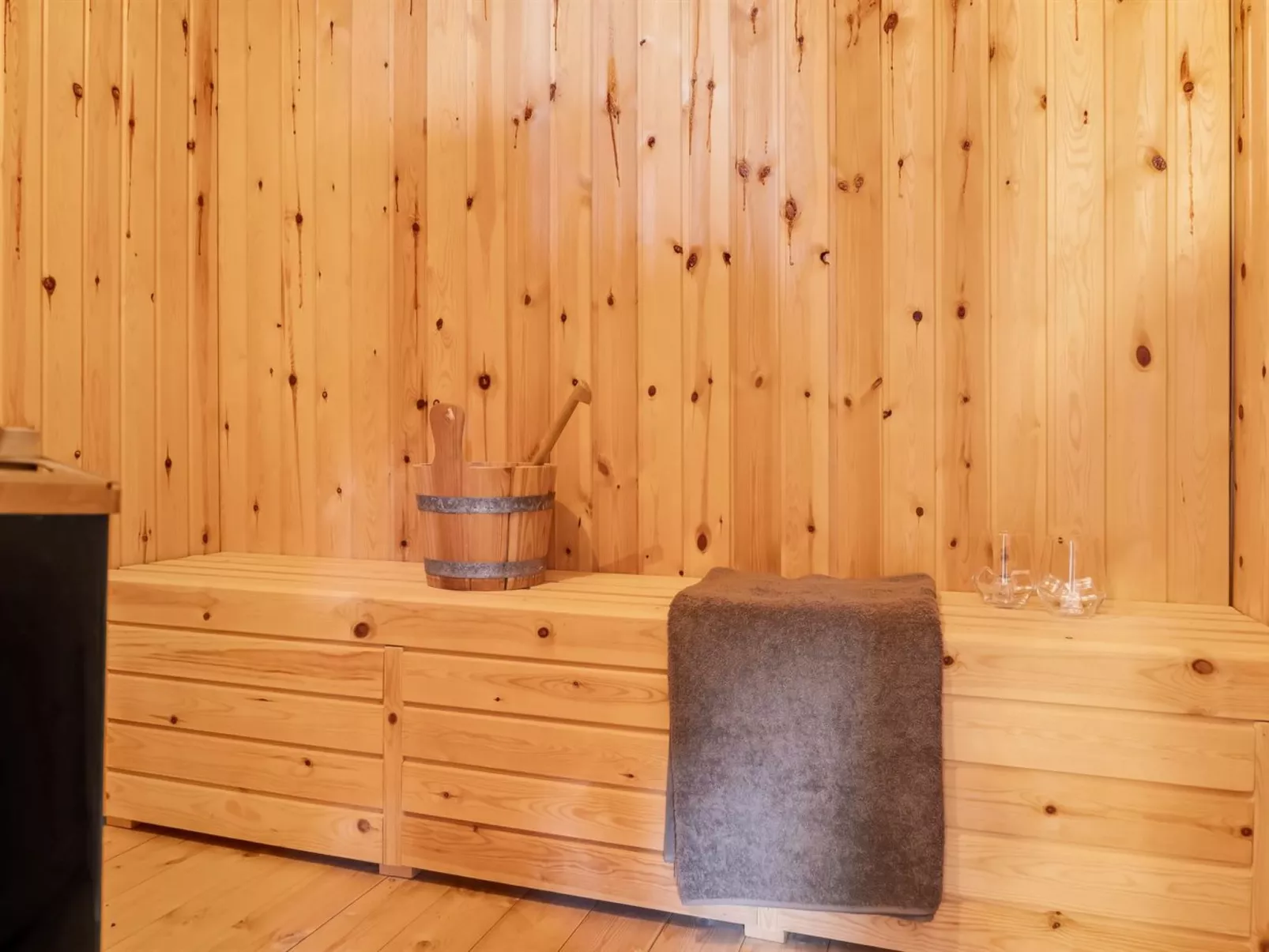 "Aja" - 900m from the sea-Drinnen