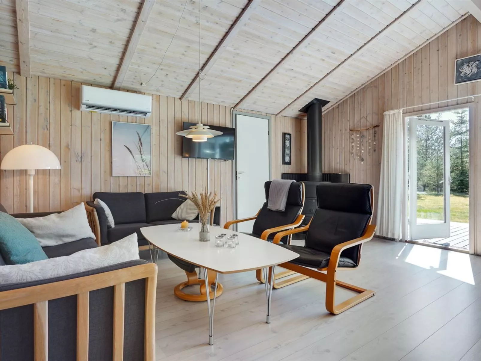 "Akka" - 2km from the sea-Dedans