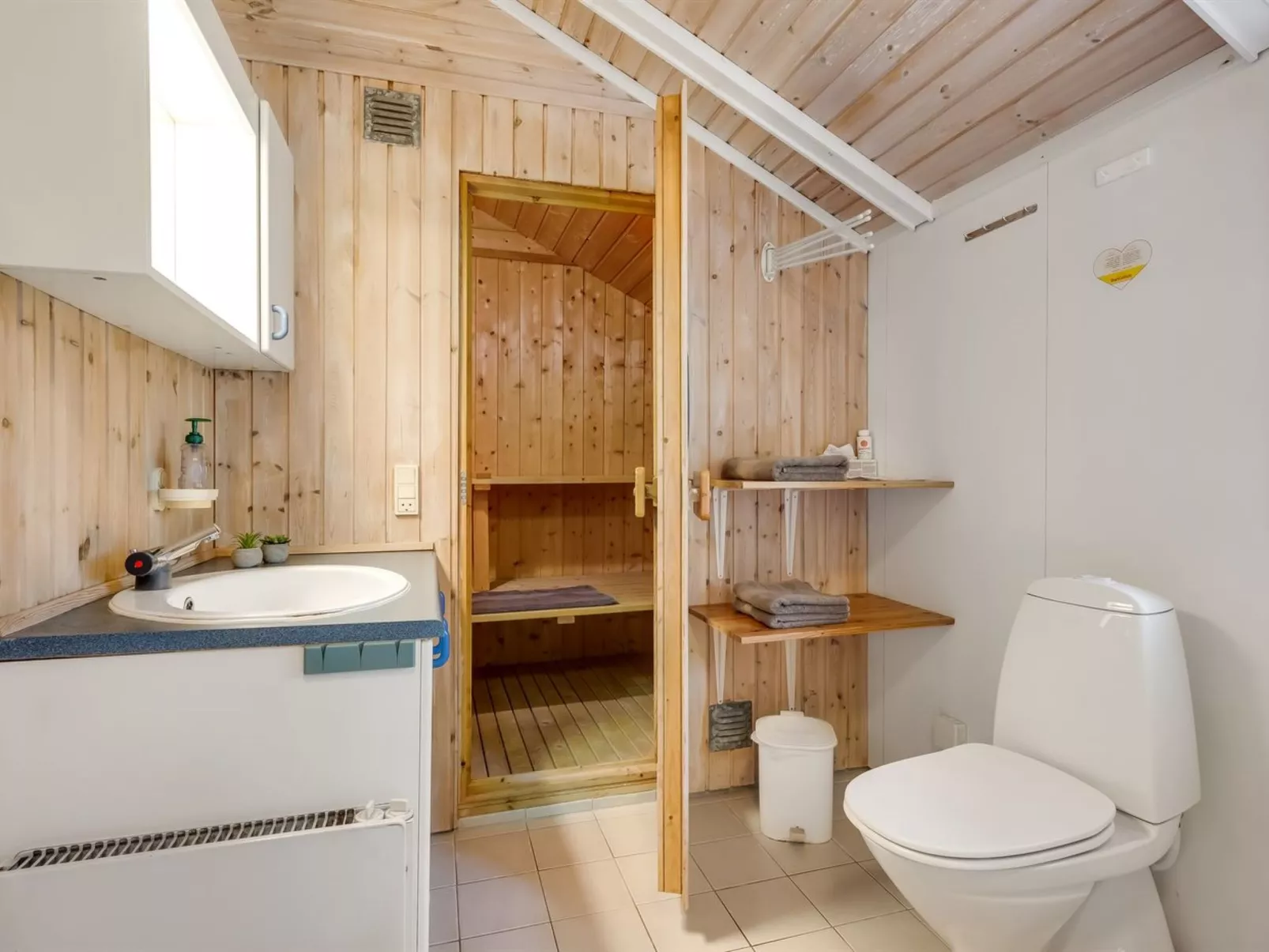 "Aamu" - 300m to the fjord-Inside