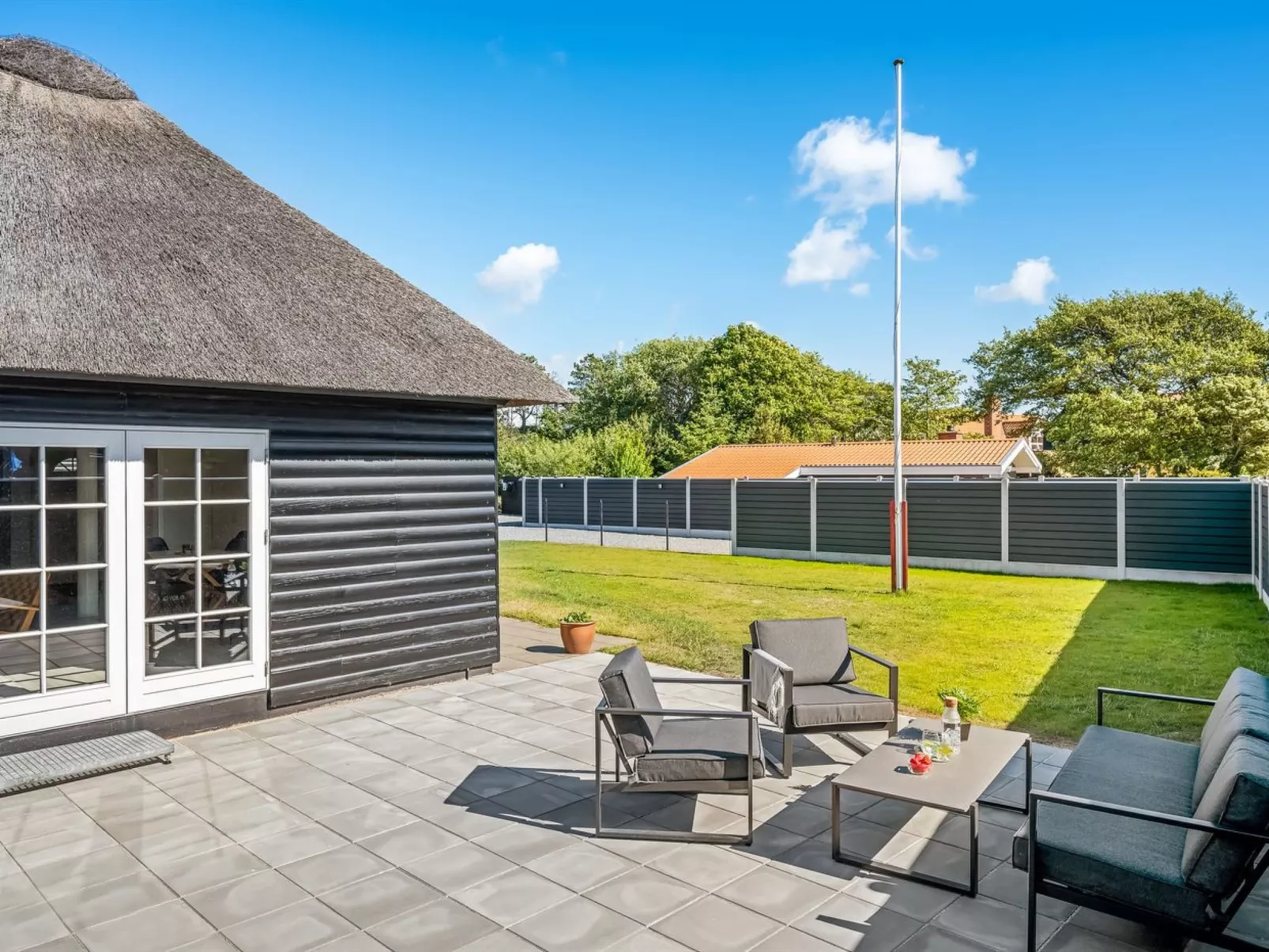 "Aila" - 1.4km from the sea-Draußen