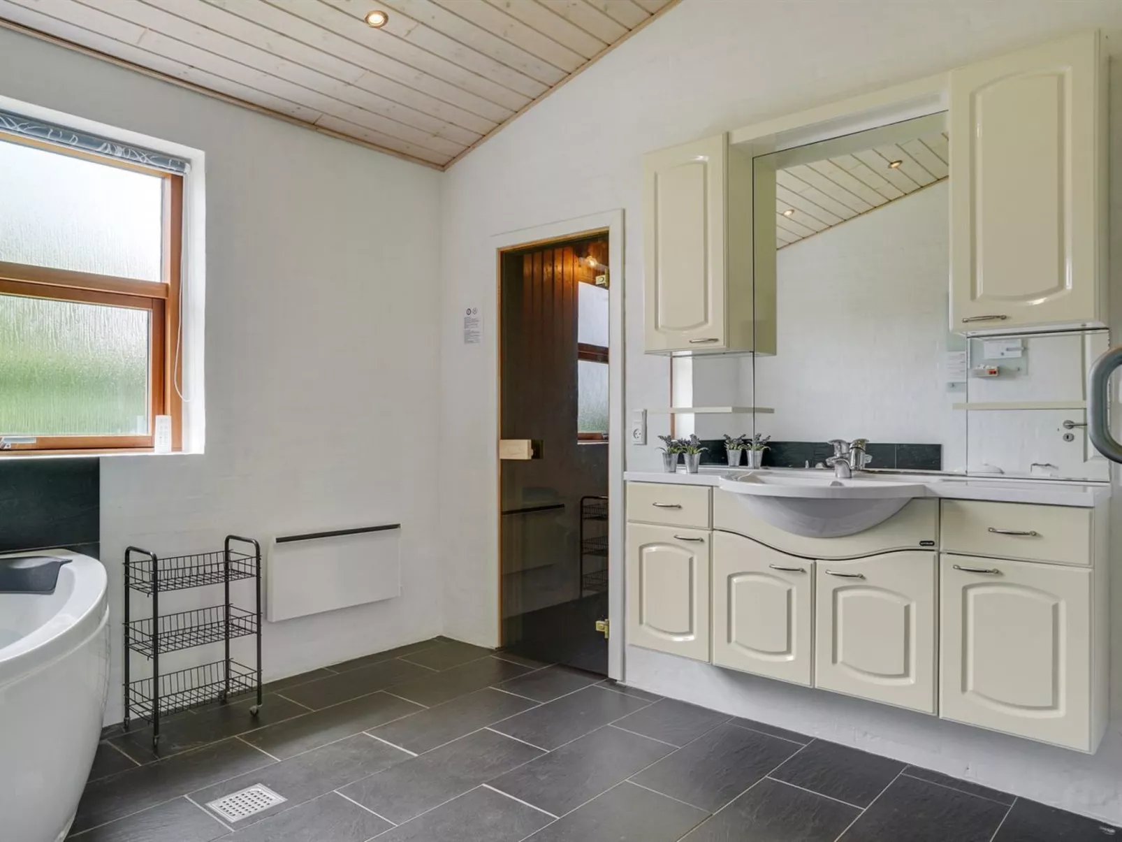 "Roope" - 50m from the sea-Drinnen