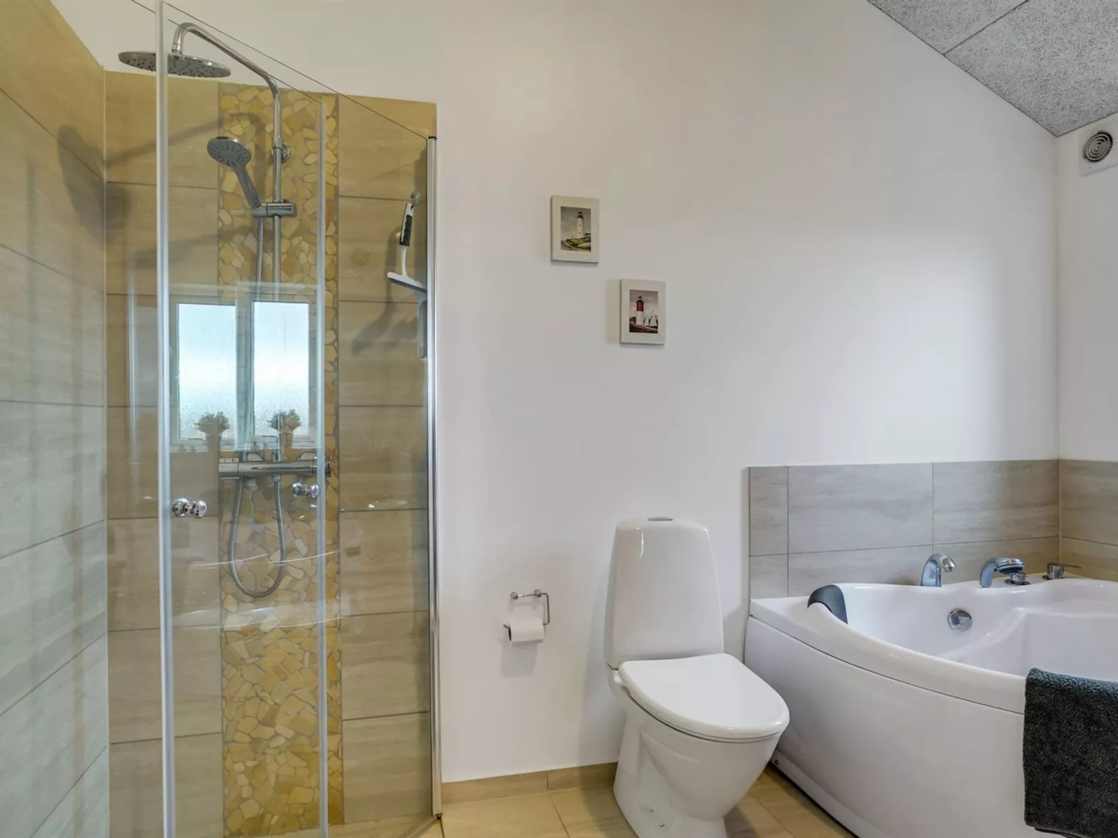 "Eveline" - 1.5km from the sea-Inside