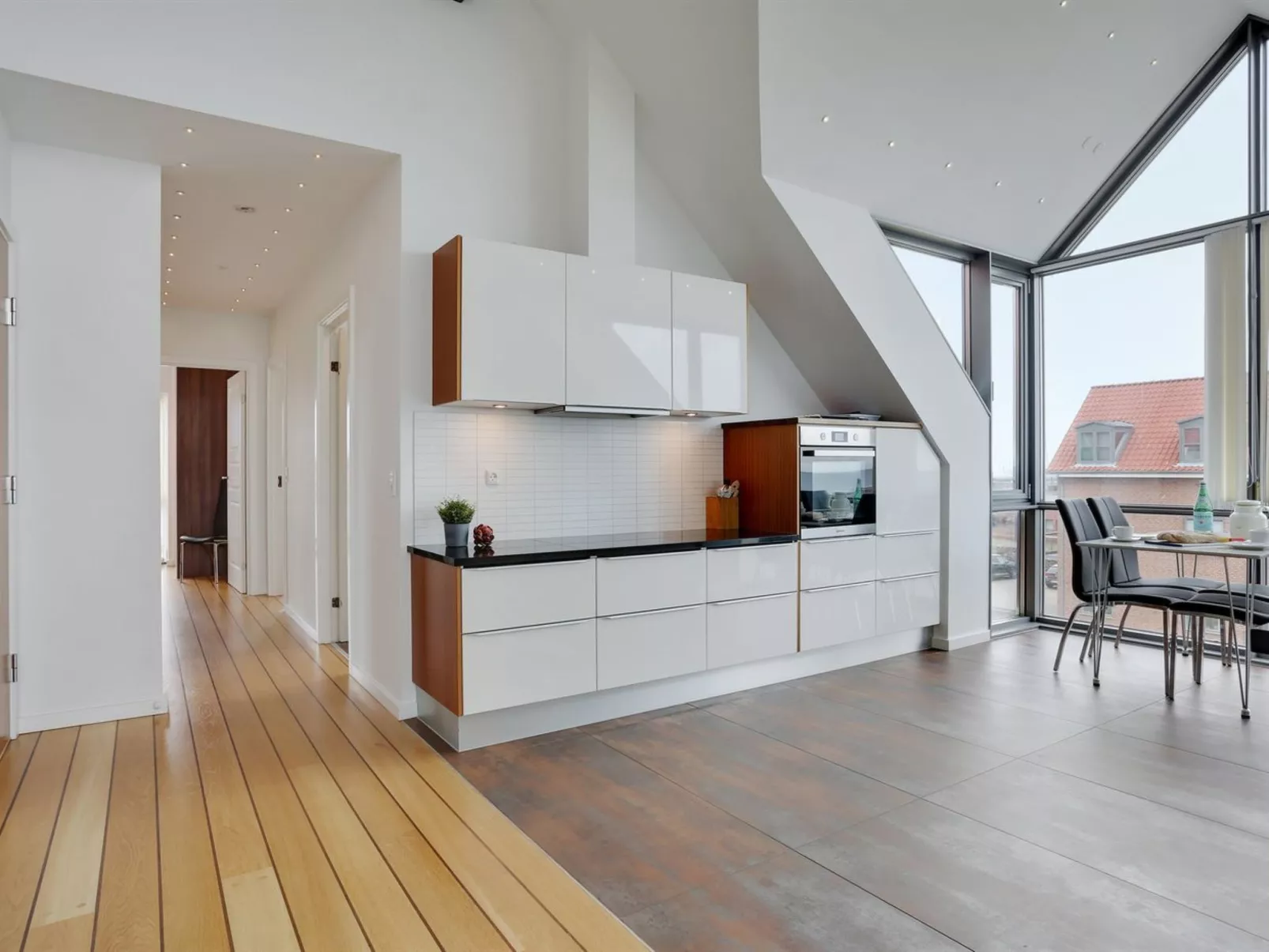 "Femme" - 15m from the sea-Drinnen