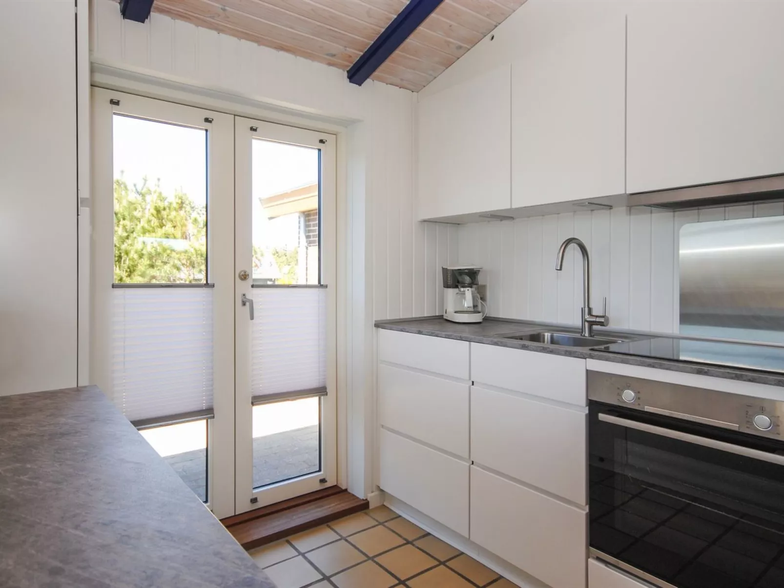 "Jerrik" - 900m from the sea-Dedans