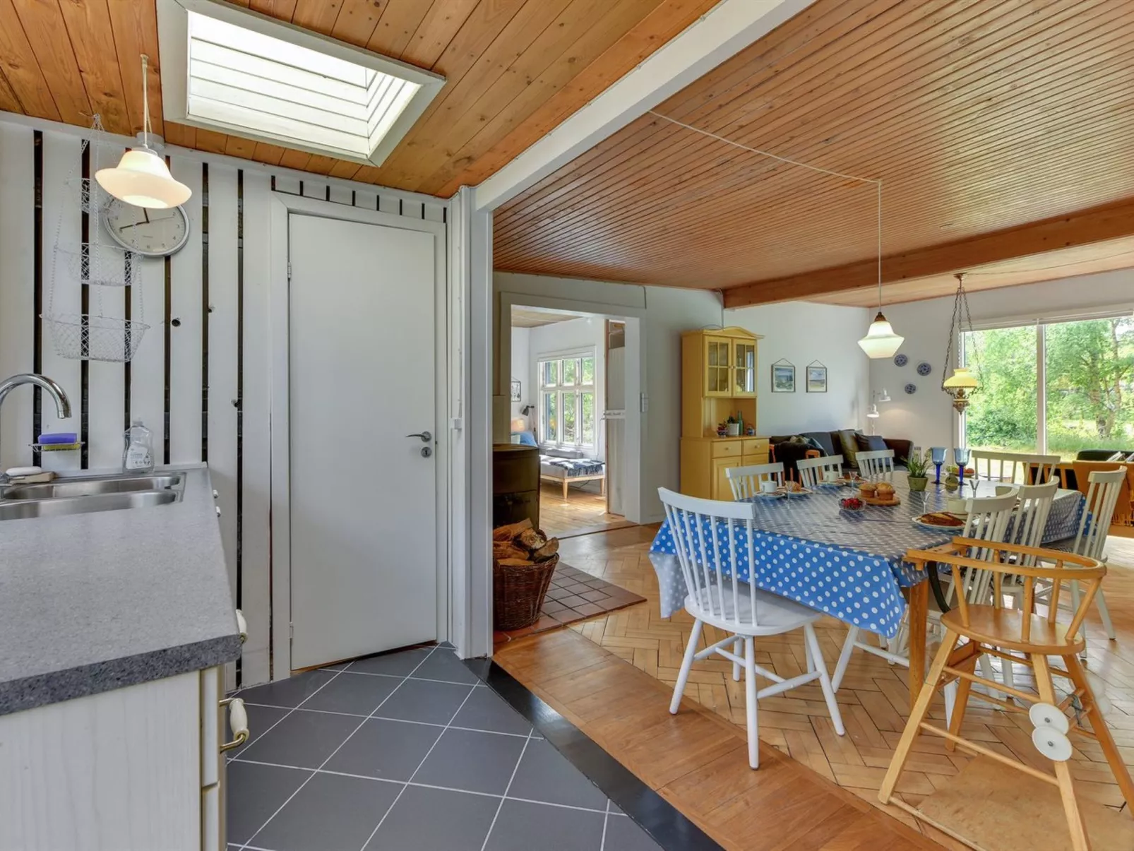 "Sebastian" - 100m to the fjord-Inside