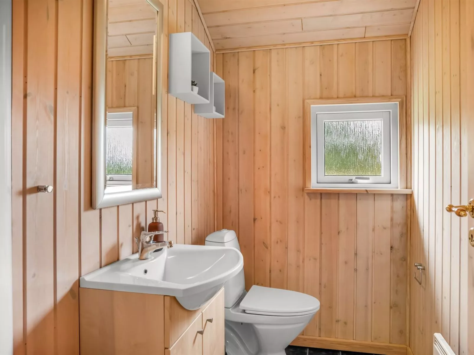 "Femke" - 250m to the fjord-Drinnen