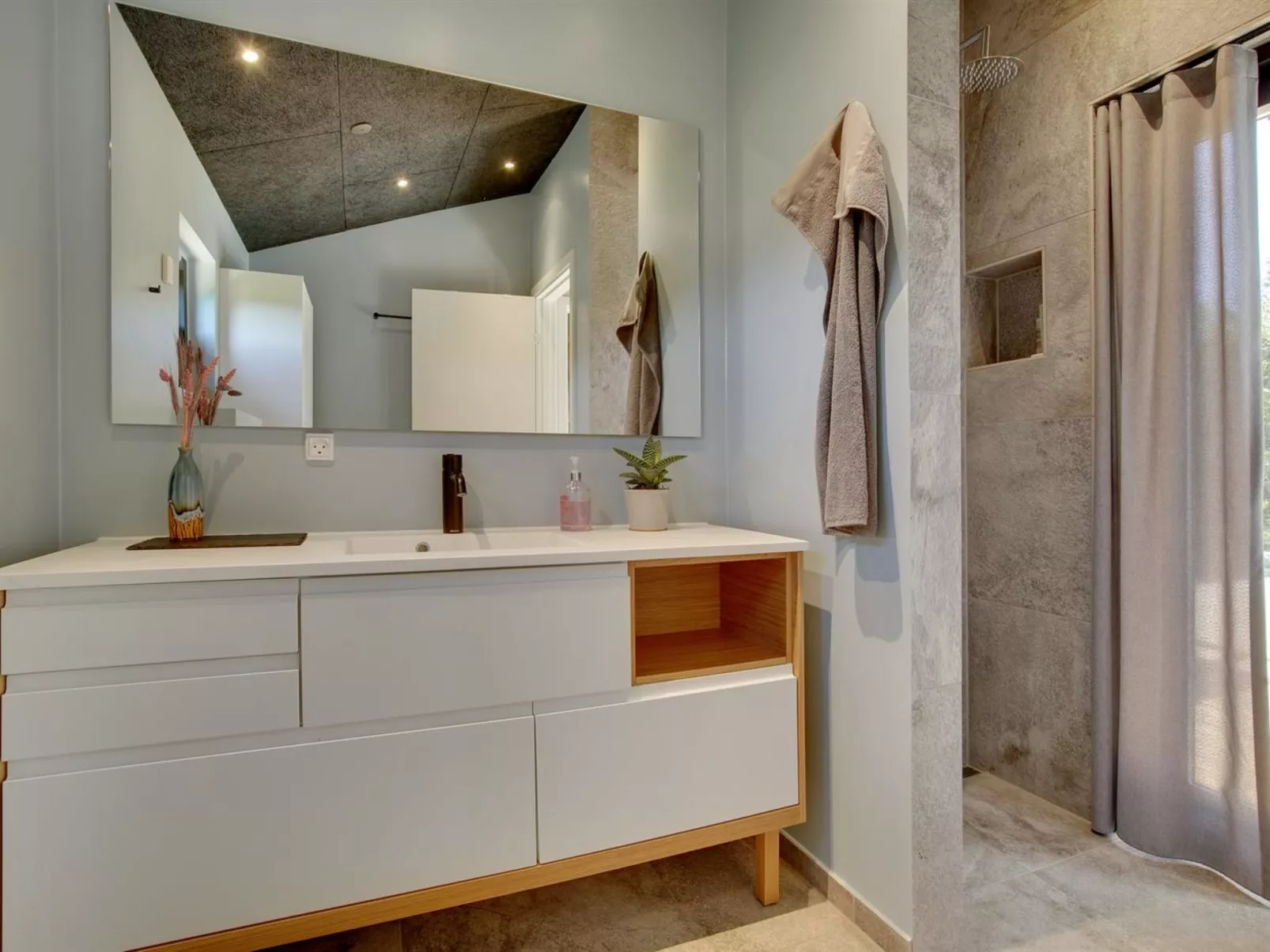 "Ileana" -  from the sea-Drinnen