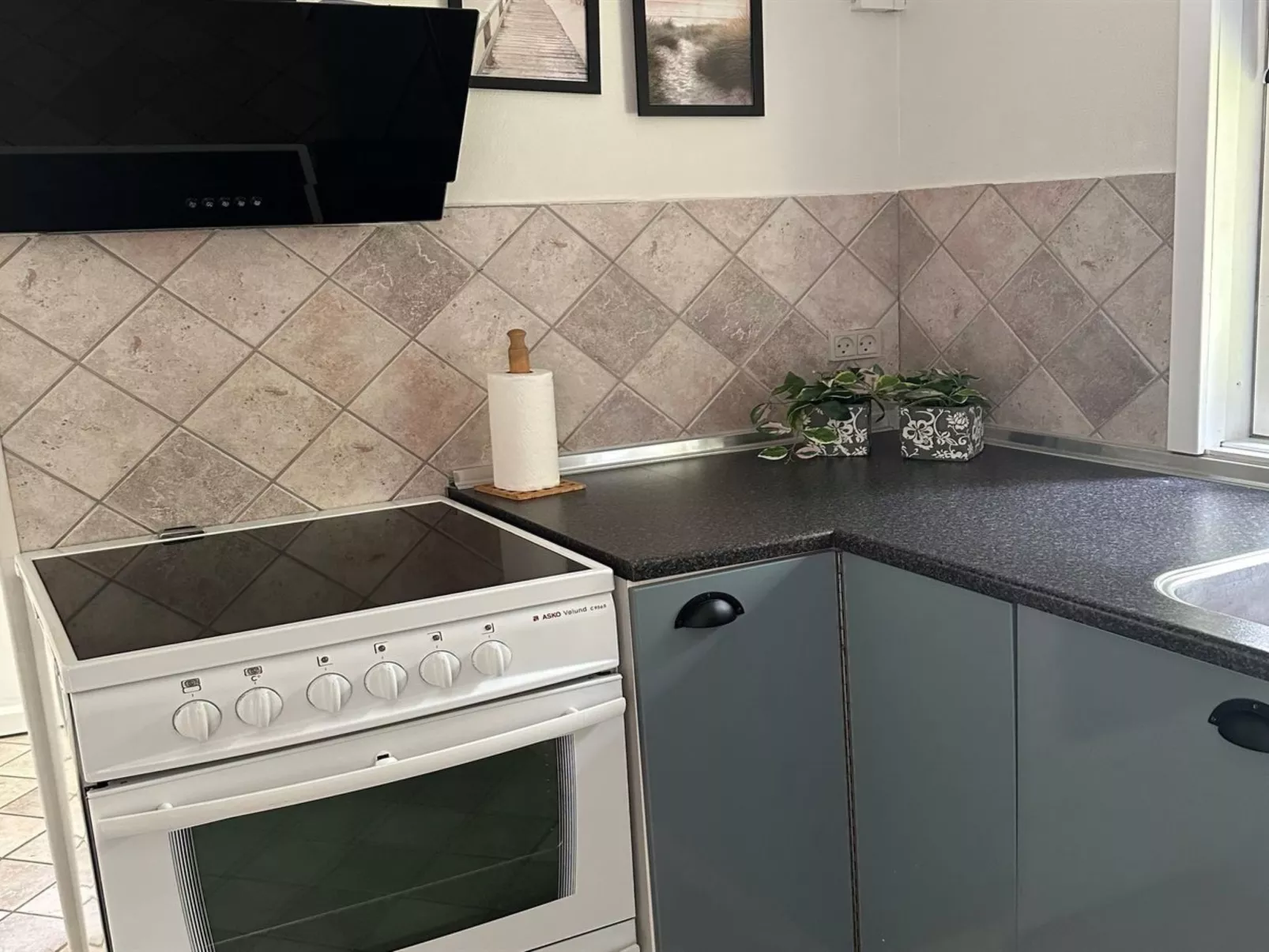 "Ally" - 250m from the sea-Inside