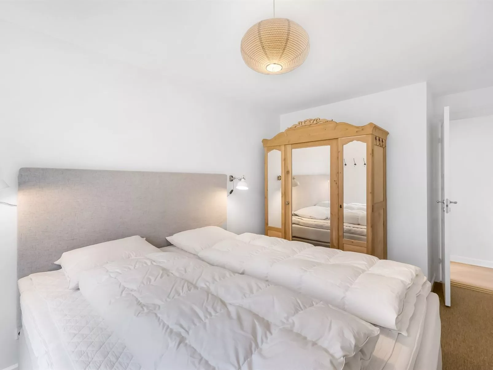 "Mandana" - 10km to the fjord-Inside