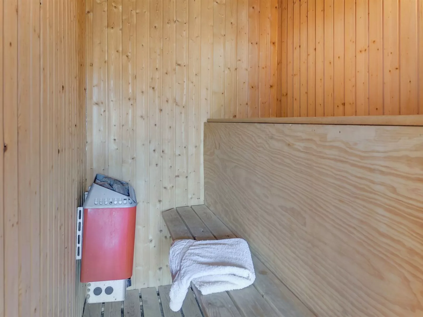 "Swening" - 2.1km from the sea-Drinnen