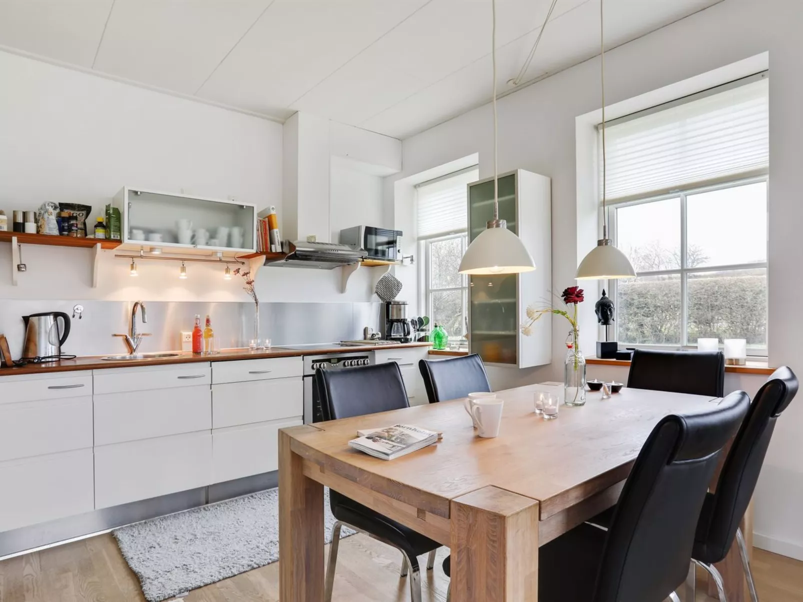 "Hunter" - 400m from the sea-Drinnen