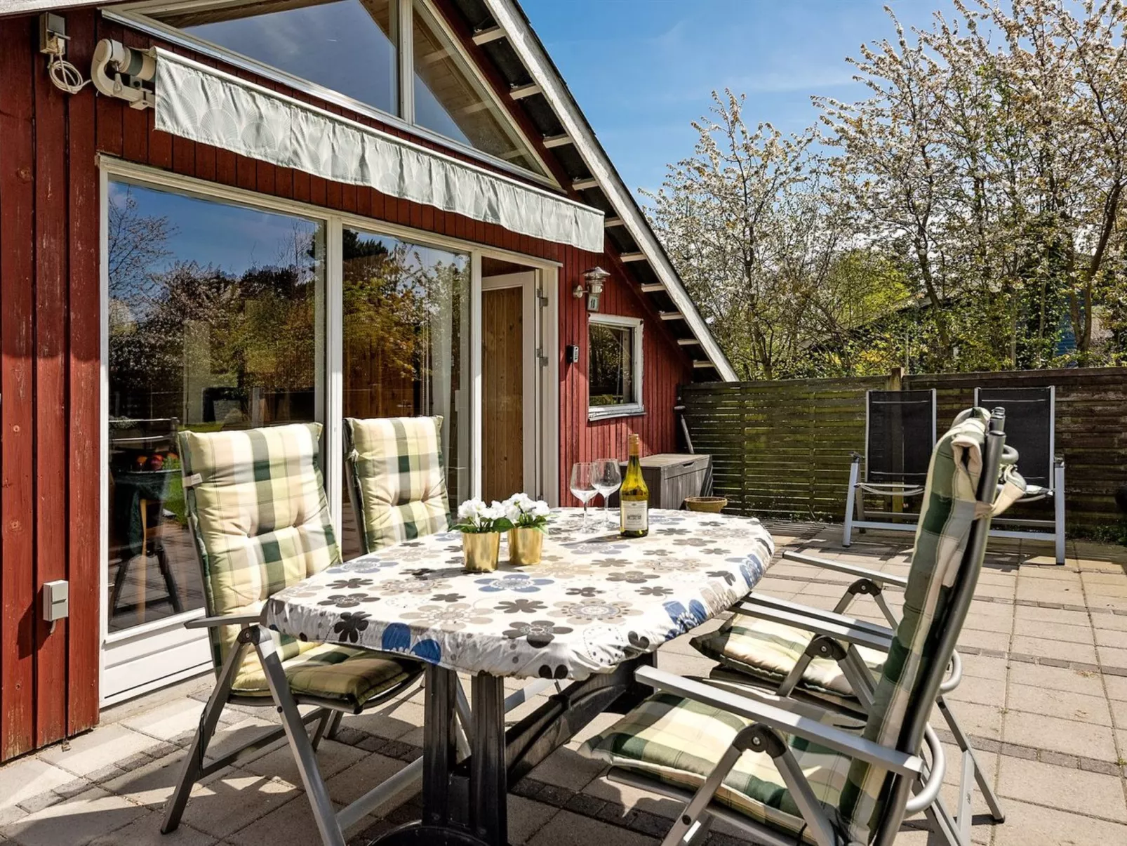 "Henna" - 550m to the fjord-Draußen