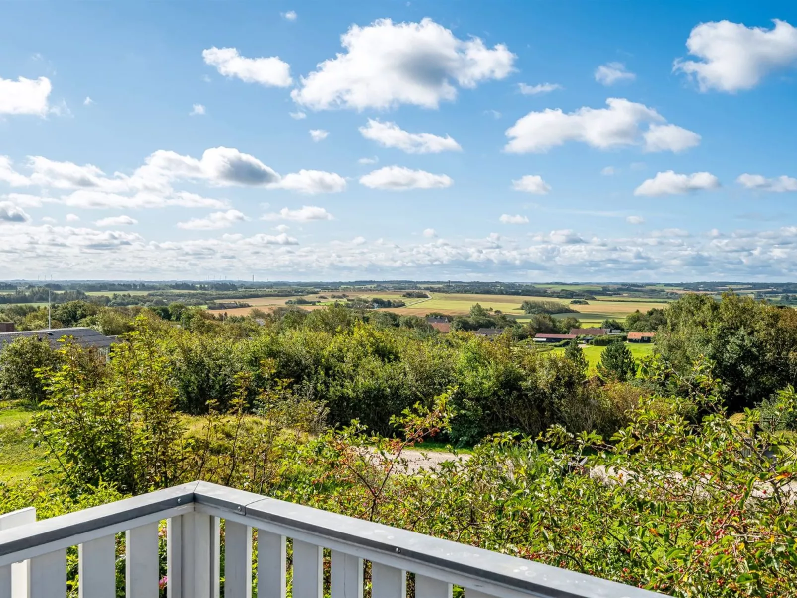 "Brenda" - 300m to the fjord-Outside