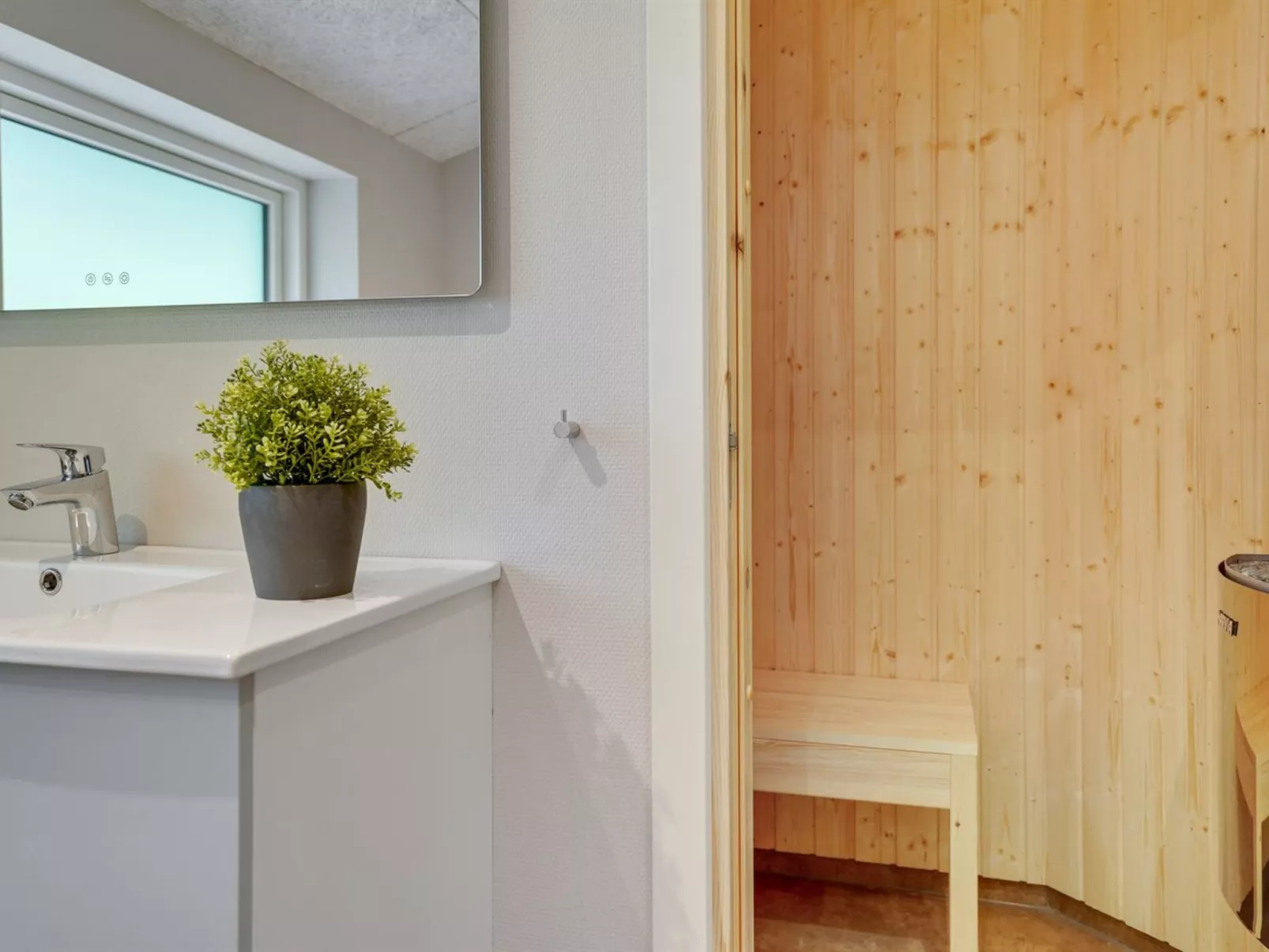 "Eylar" - 28km from the sea-Inside