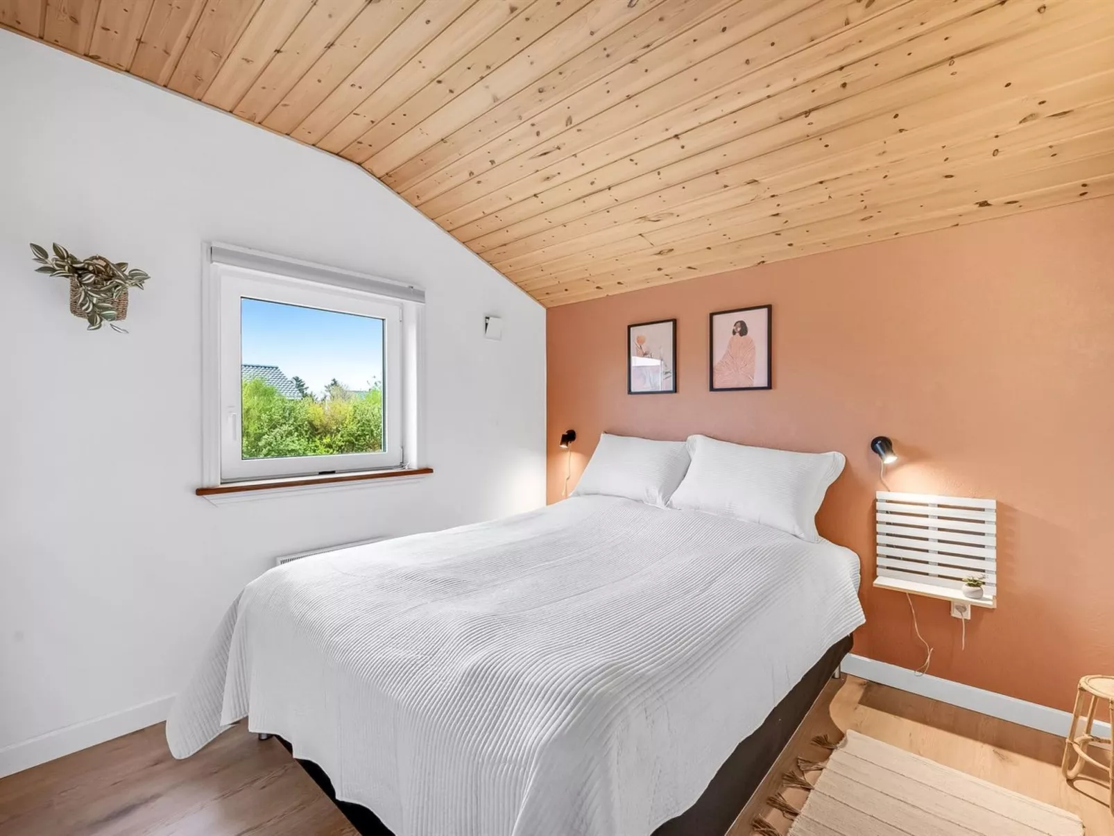 "Ingbritt" - 700m to the fjord-Drinnen