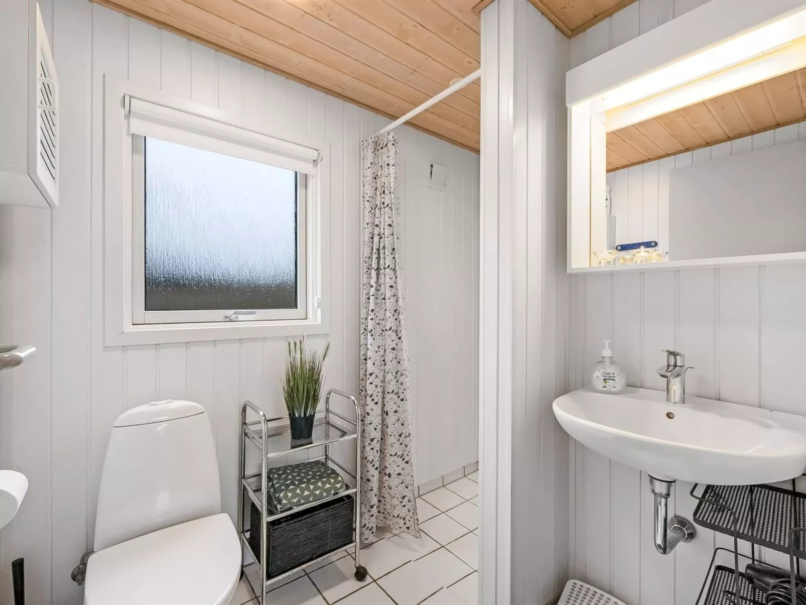 "Marten" - 1.2km to the fjord-Inside