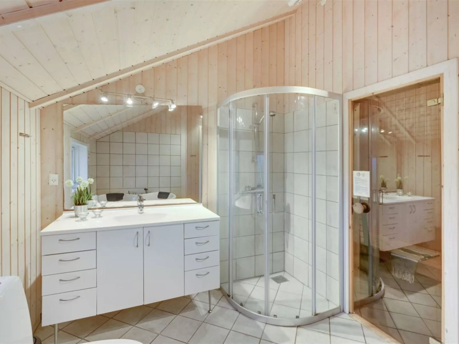 "Clarina" - 800m to the fjord-Dedans