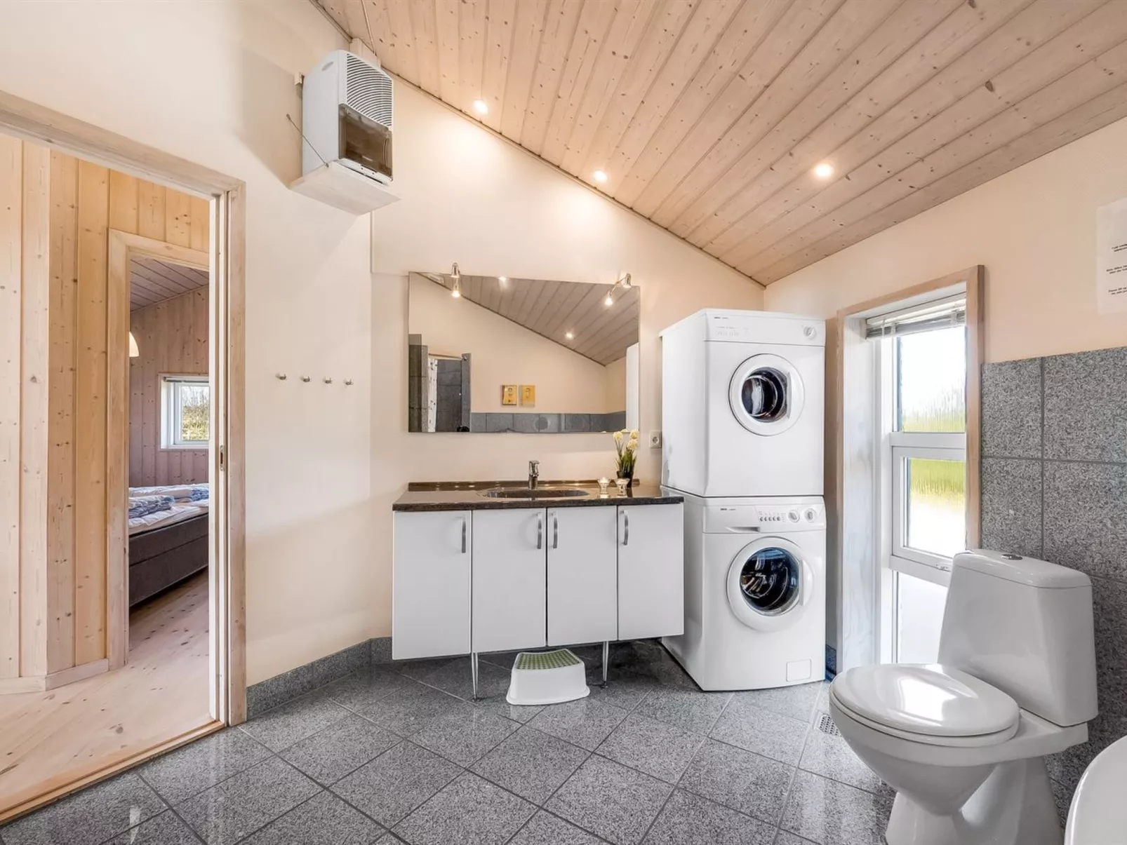 "Haagen" - 600m to the fjord-Inside