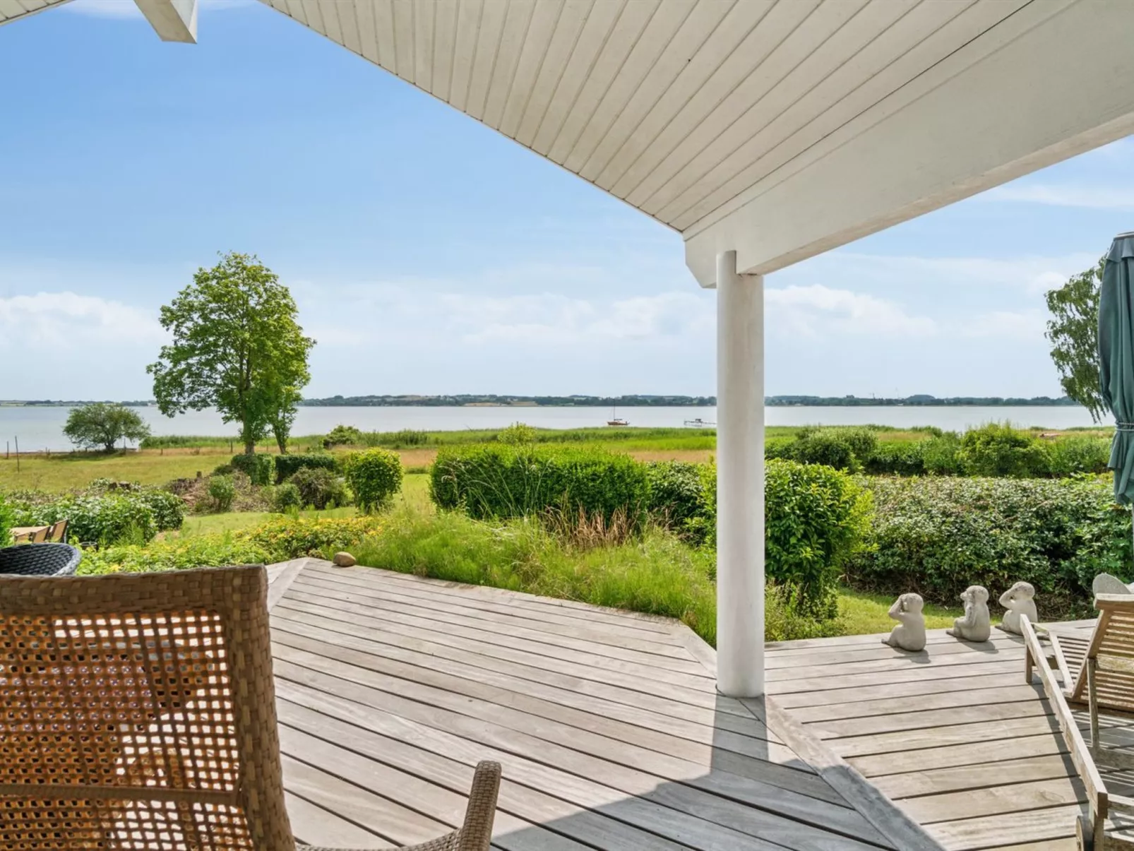 "Brunman" - 10m to the fjord-Outside