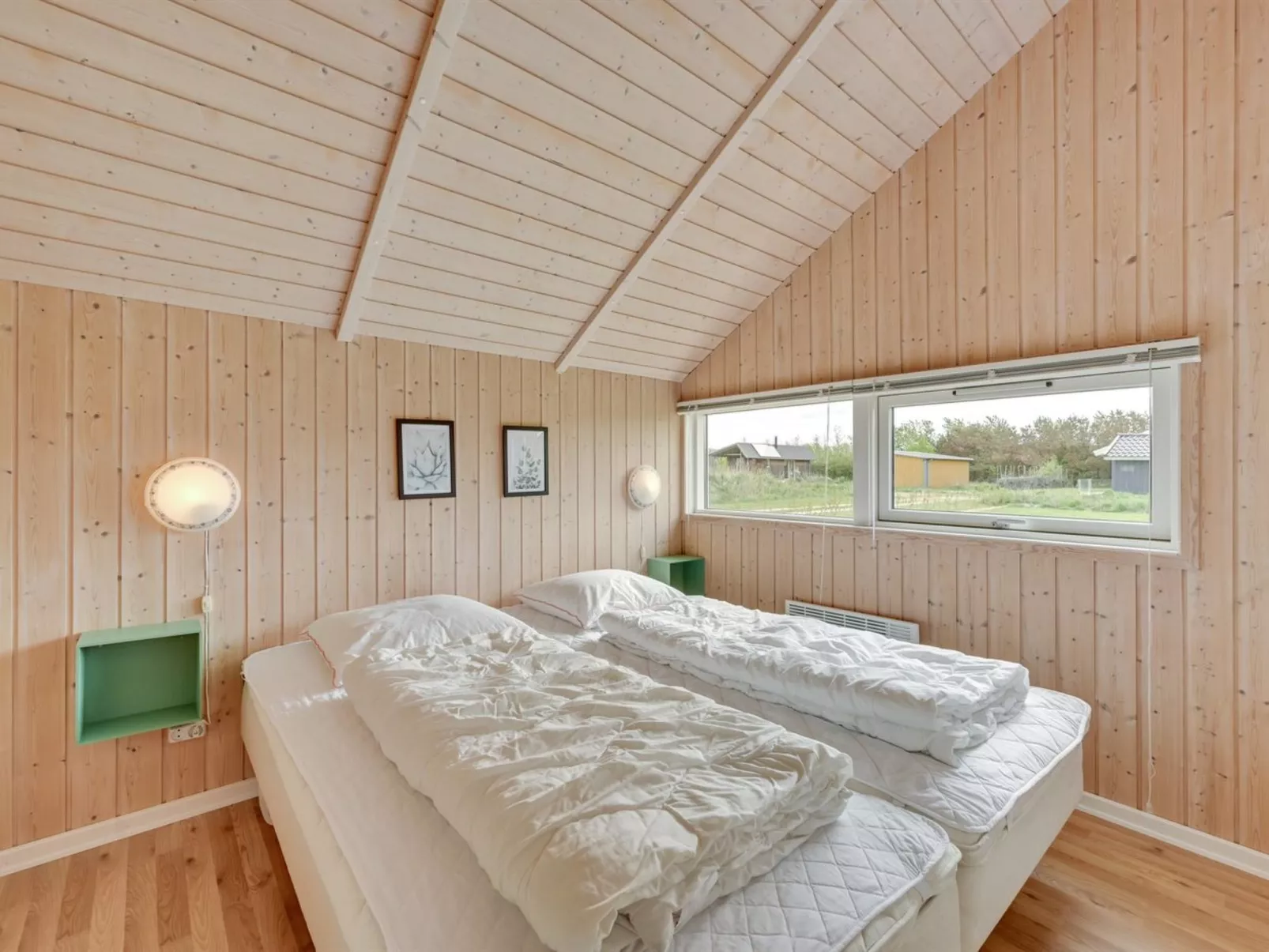 "Binna" - 1.2km to the fjord-Drinnen