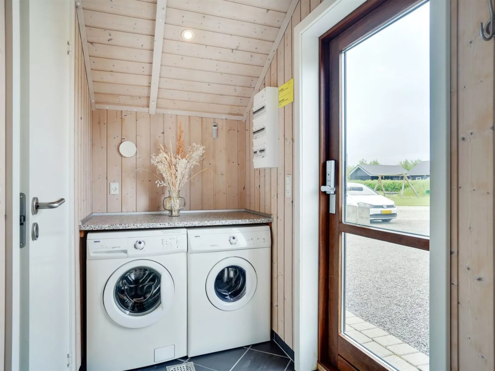 "Chermeine" - 1.2km to the fjord-Inside