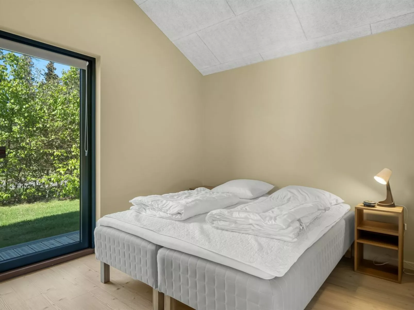 "Alfrede" -  from the sea-Dedans