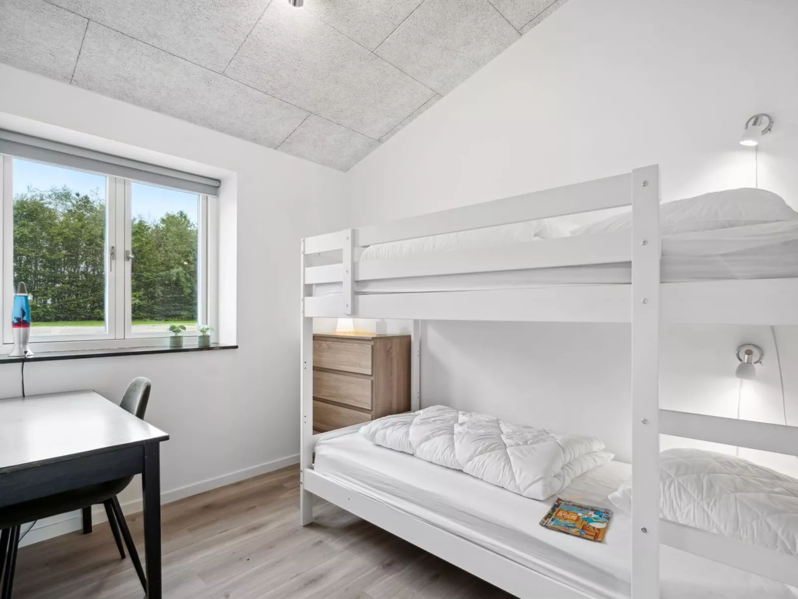 "Landuin" - 30km from the sea-Inside