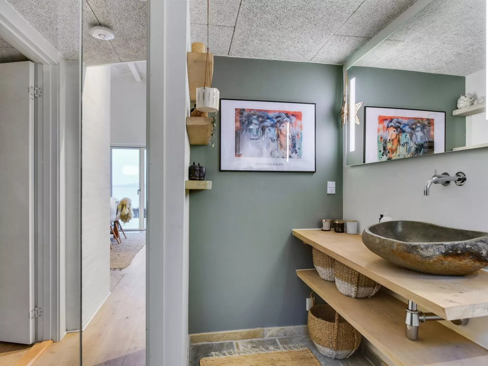 "Lika" - 25m to the fjord-Drinnen