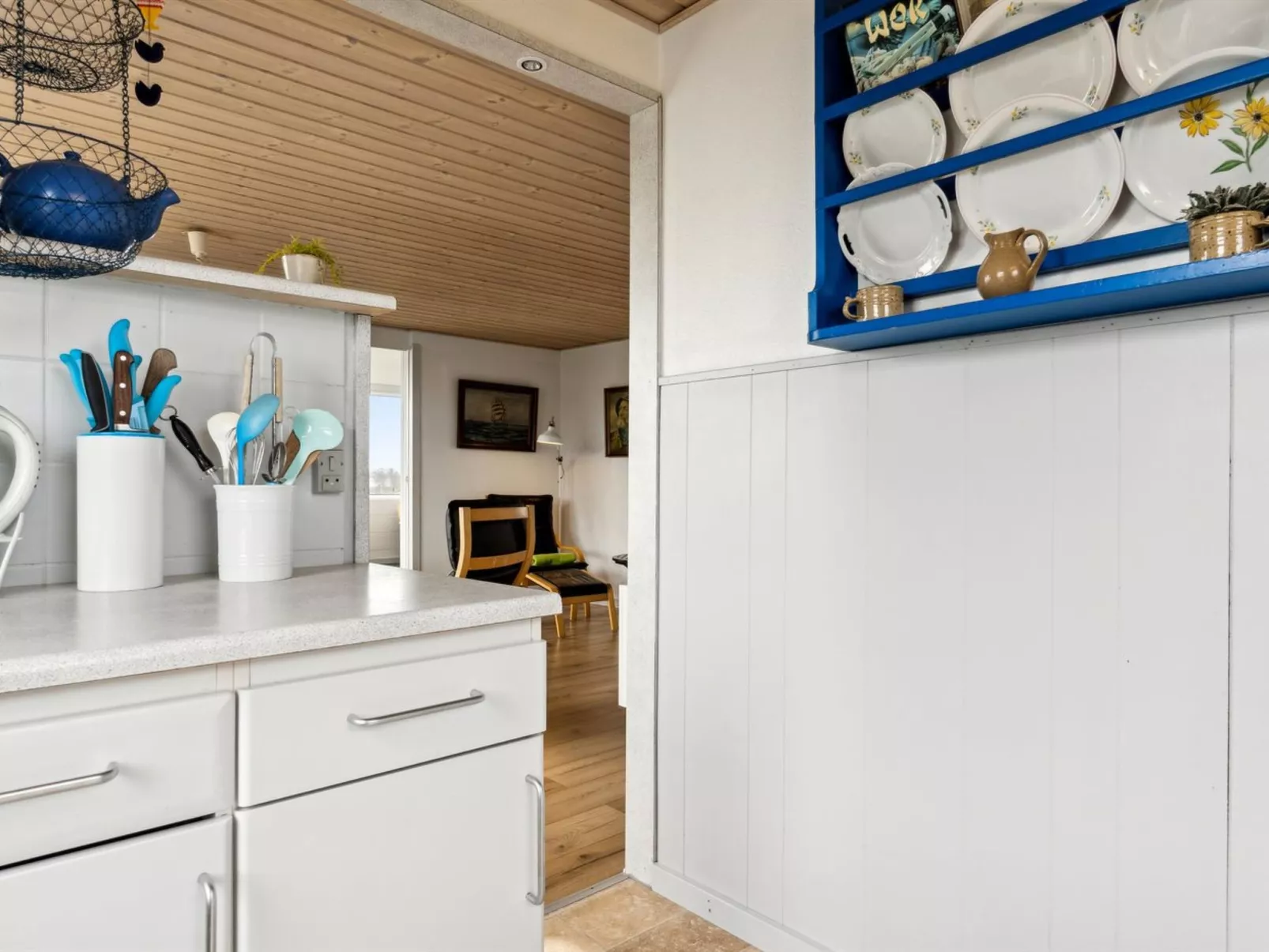 "Aletha" - 300m to the fjord-Drinnen