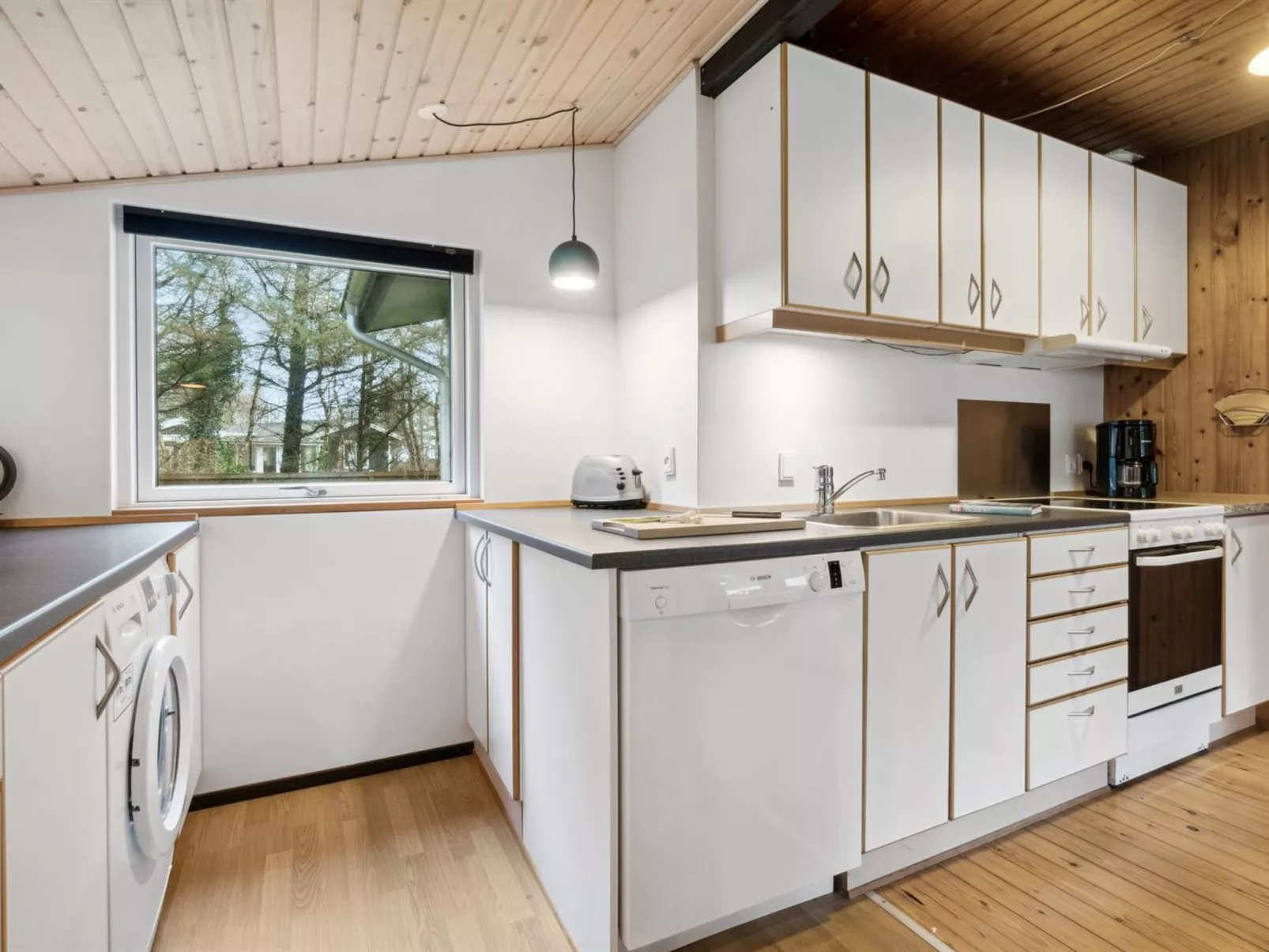 "Suri" - 200m to the fjord-Inside