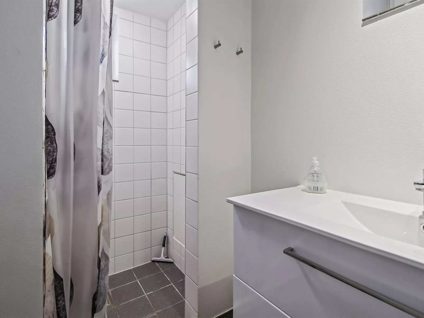 "Mirja" - 50m to the fjord-Drinnen