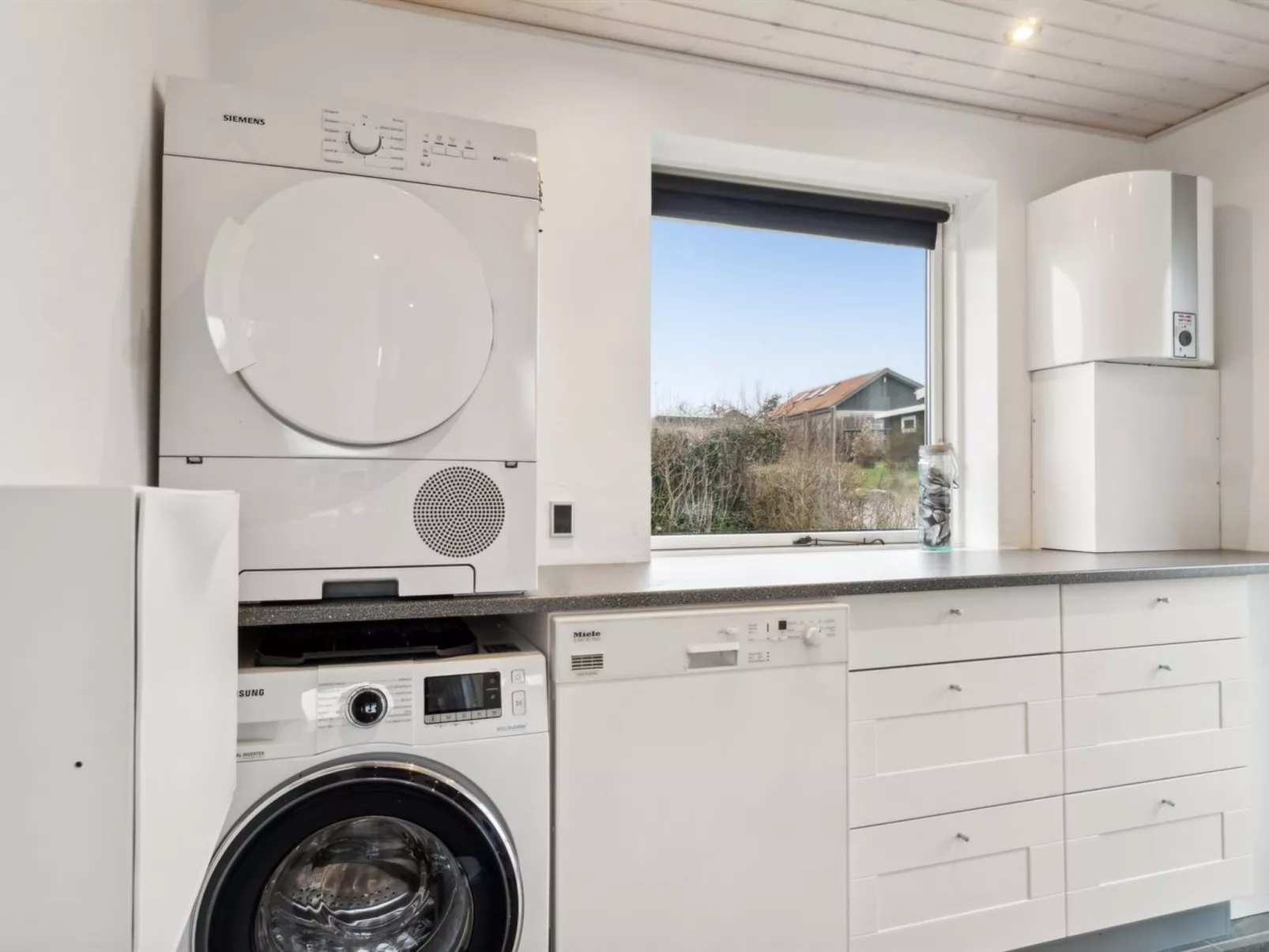 "Gyrid" - 150m from the sea-Inside