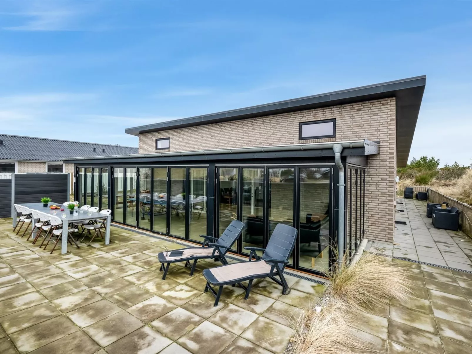 "Clarabelle" - 1.2km from the sea-Outside