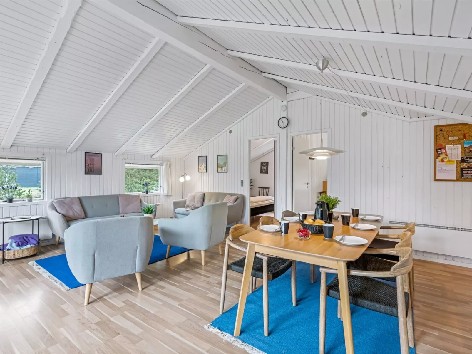 "Orm" - 2.3km from the sea-Drinnen