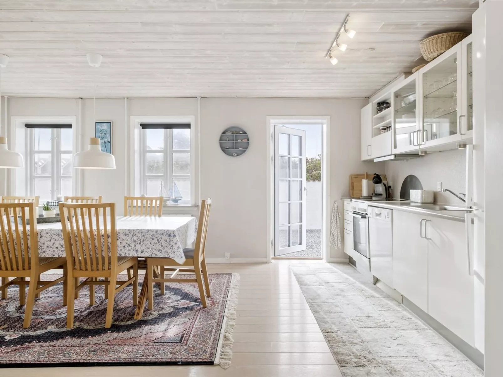 "Edin" - 100m from the sea-Drinnen