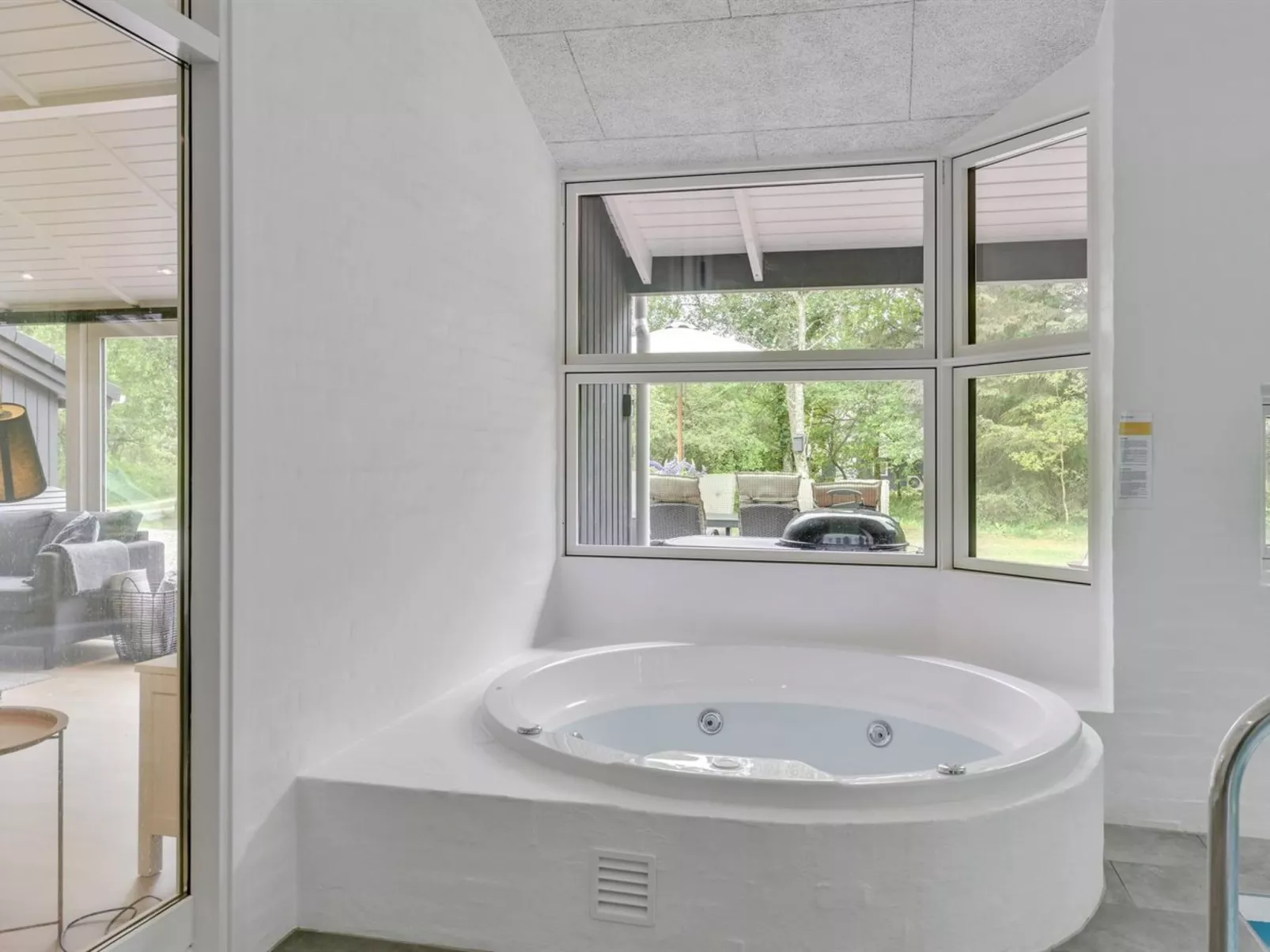 "Liviana" -  from the sea-Drinnen