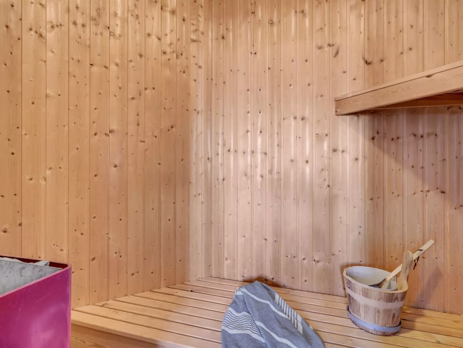 "Oneida" - 800m from the sea-Inside