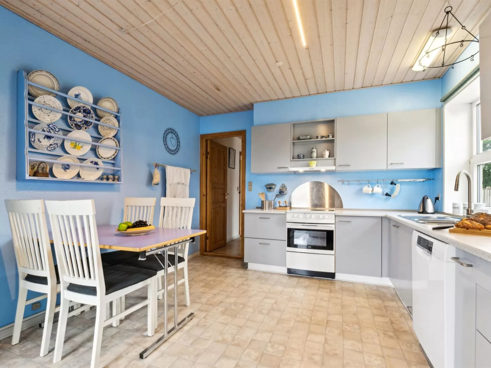 "Janin" - 400m from the sea-Drinnen