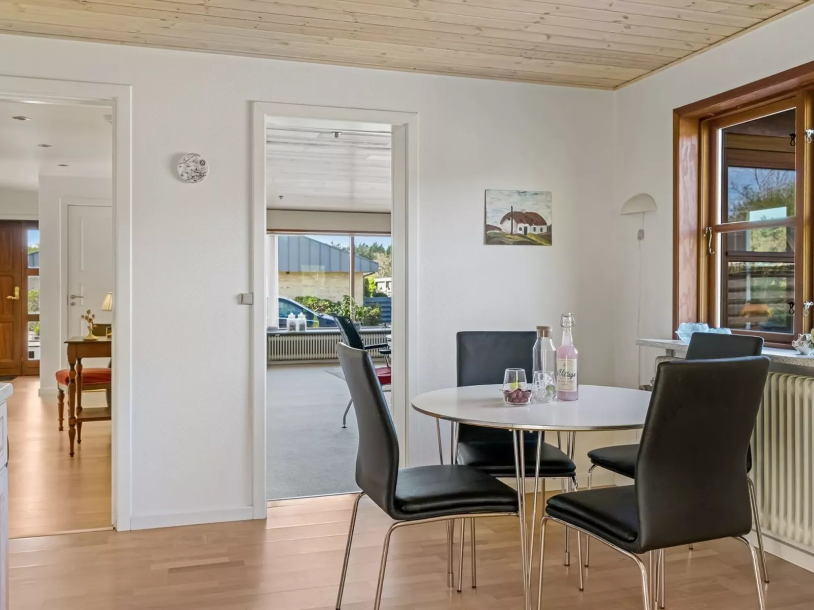 "Satu" - 2km from the sea-Inside