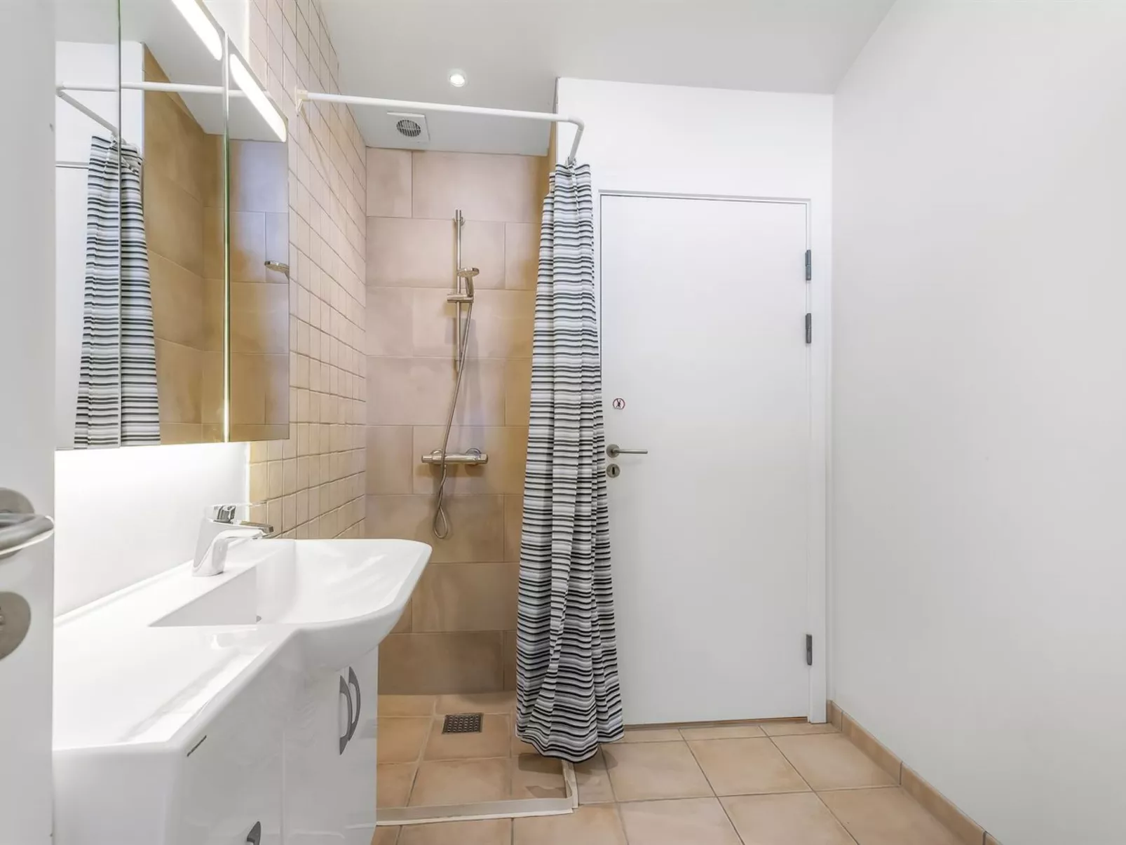 "Henkil" - 175m from the sea-Dedans