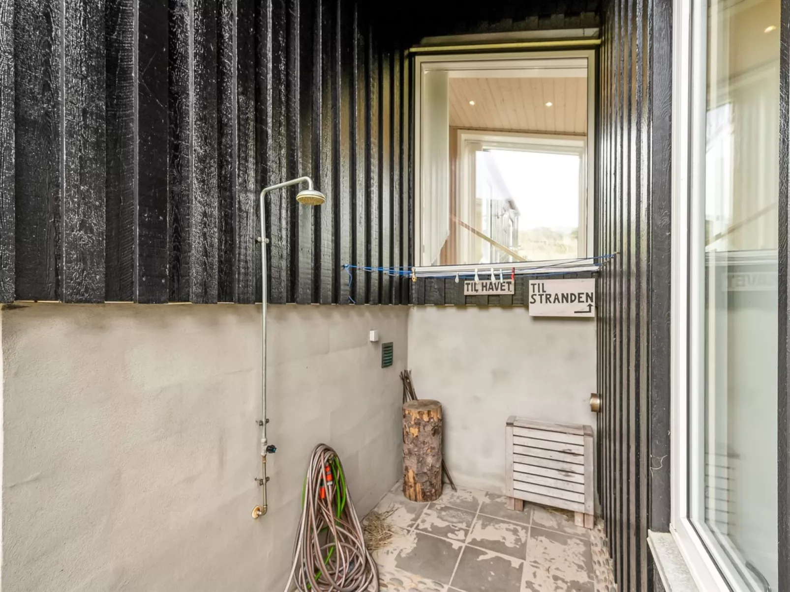 "Paaske" -  from the sea-Dedans