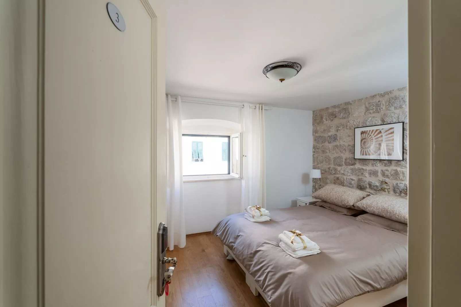 Guest House Lumin - Twin Room with City View (Third Floor) (BR3)-Bedroom