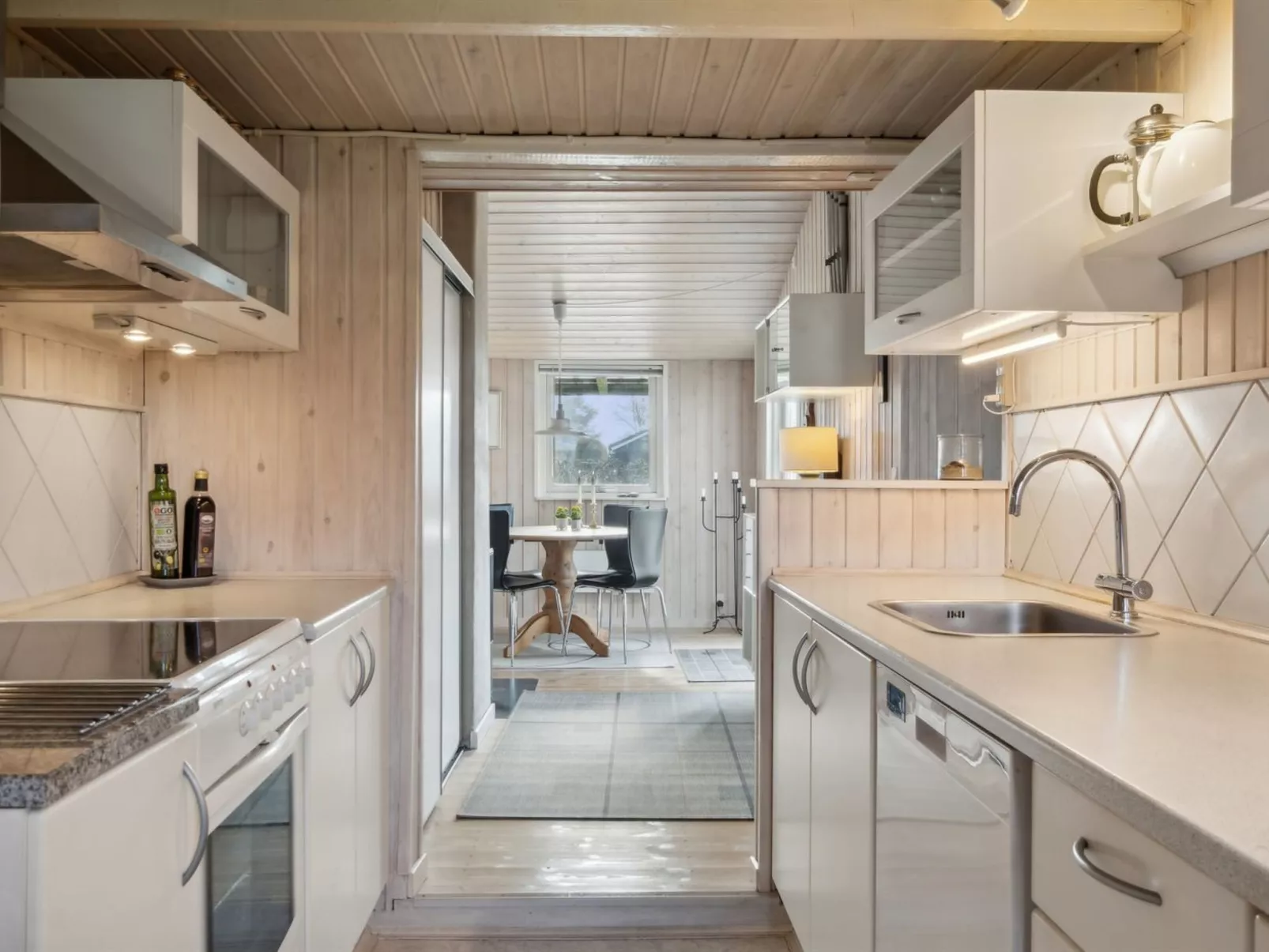 "Bjarni" - 175m from the sea-Dedans