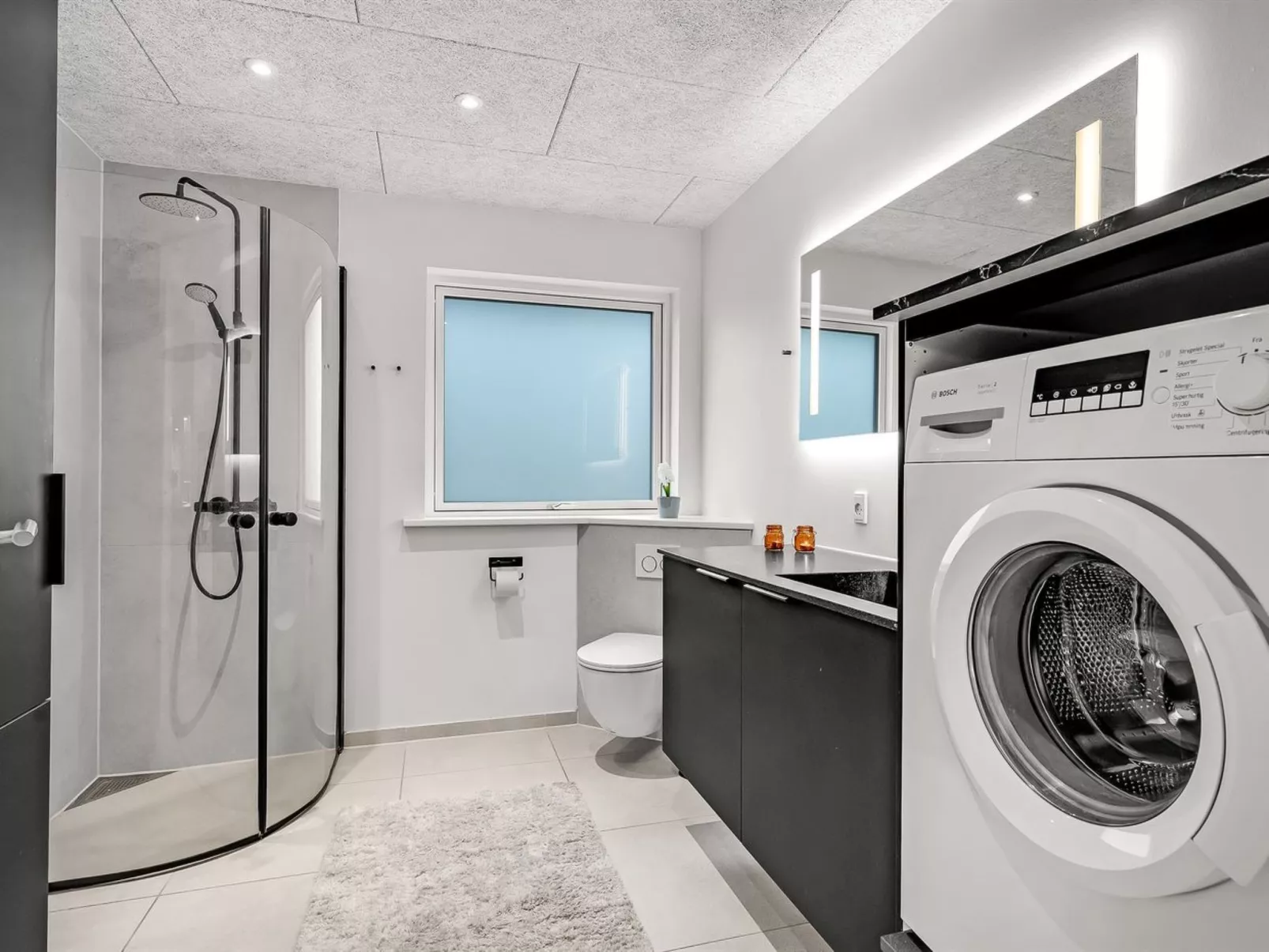 "Elisaveta" - 400m to the fjord-Drinnen