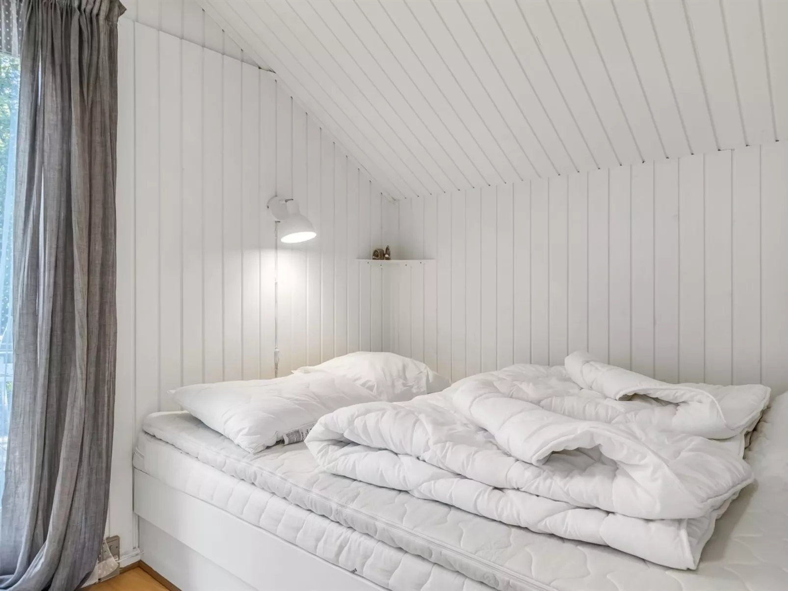 "Ung" - 30km from the sea-Inside