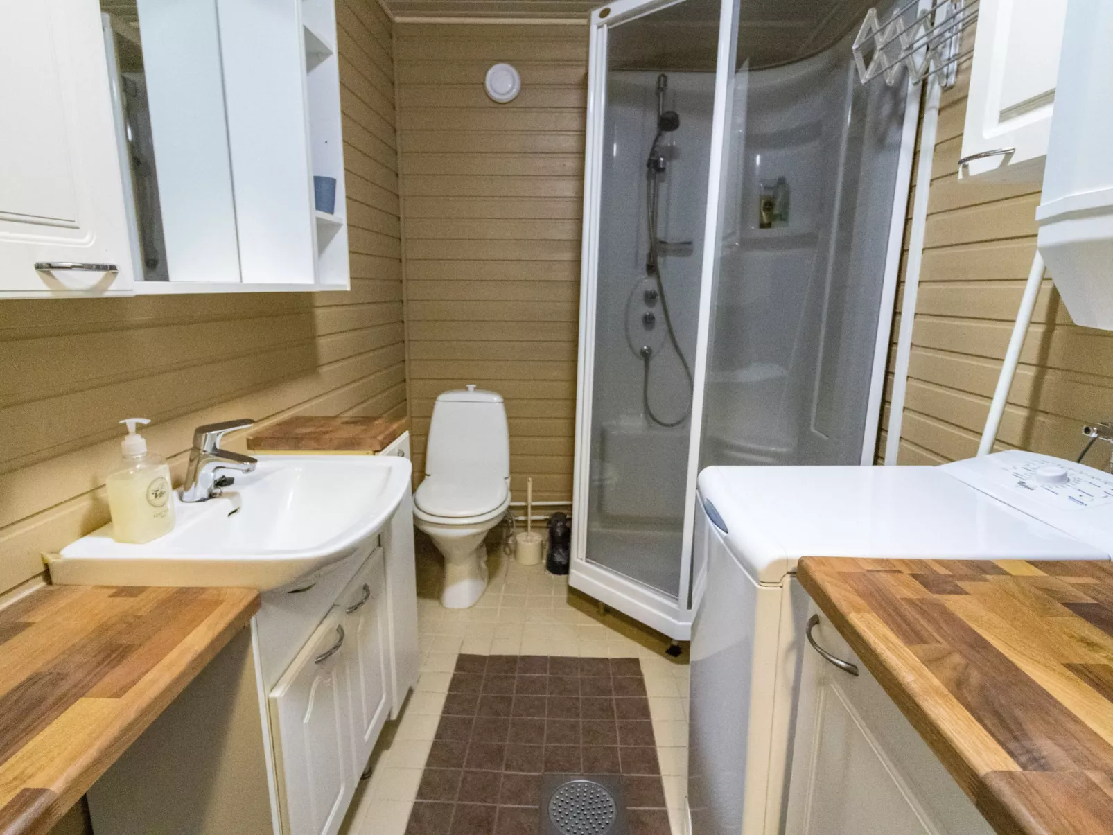 Lystikämän tupa-Dedans