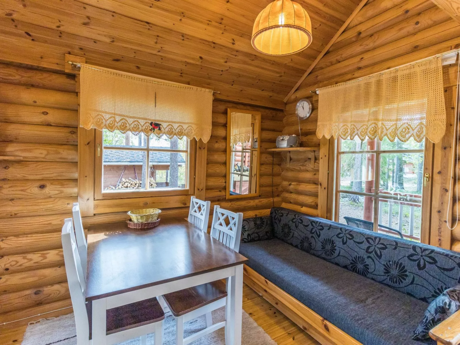 Kuukkelin tupa 1-Dedans