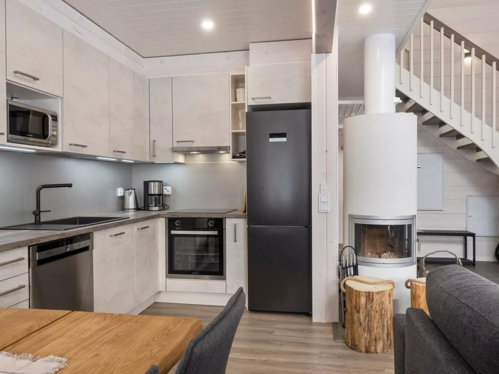 Levin ahmahovi 2b-Dedans