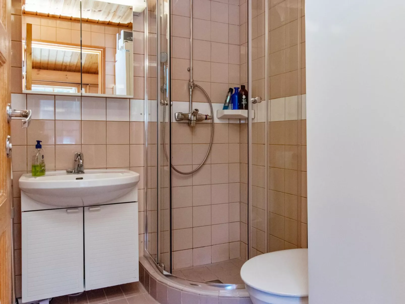 Metsänpirtti 3-Inside